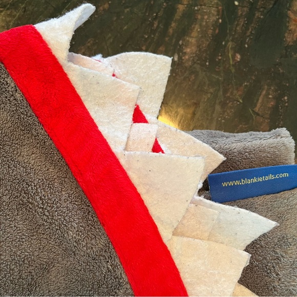 Blankie Tails kids Shark Blanket - Picture 7 of 12